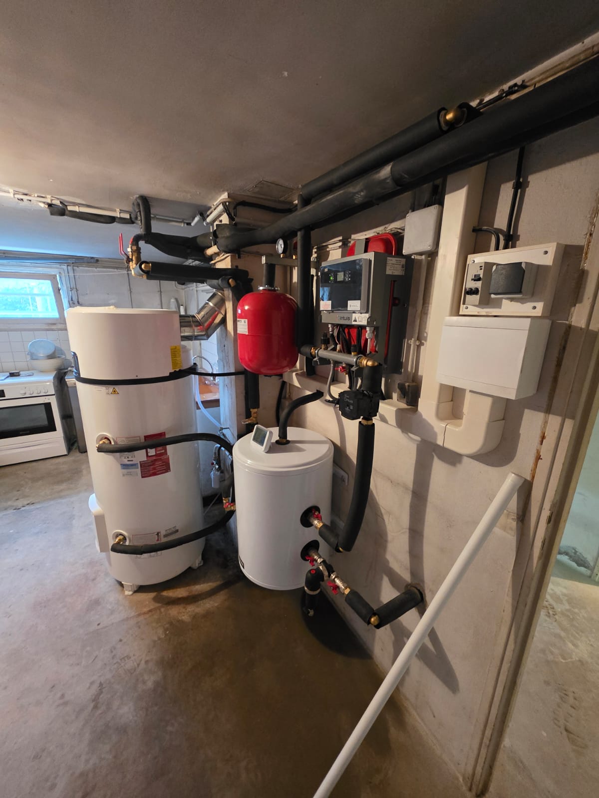 Installation d'une pompe à chaleur air/eau avec ballon d'eau chaude dans une chaufferie — chantier Groupe Noventra